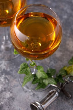 Bardakta beyaz şarap. Şarap yapımı kavramı. Metninizin altına yerleştirin. Hala bir doku arka plan üzerinde hayat.