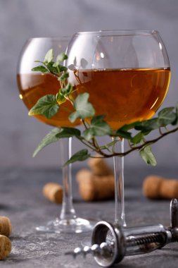 Bardakta beyaz şarap. Şarap yapımı kavramı. Metninizin altına yerleştirin. Hala bir doku arka plan üzerinde hayat.