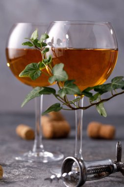 Dokusal arka planda beyaz şaraplı iki bardak. Kopya alanı. Metniniz için yer.