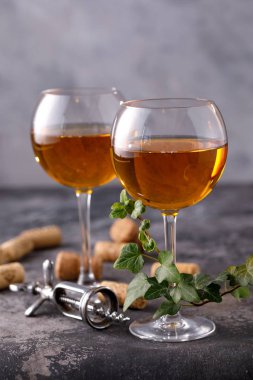 Dokusal arka planda beyaz şaraplı iki bardak. Kopya alanı. Metniniz için yer.