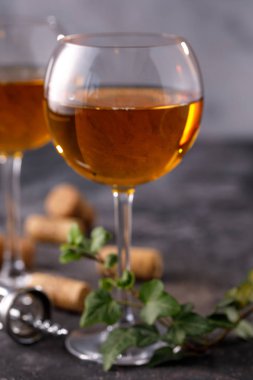 Dokusal arka planda beyaz şaraplı iki bardak. Kopya alanı. Metniniz için yer.