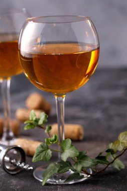 Dokusal arka planda beyaz şaraplı iki bardak. Kopya alanı. Metniniz için yer.