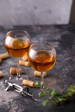 Dokusal arka planda beyaz şaraplı iki bardak. Kopya alanı. Metniniz için yer.