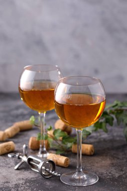 Dokusal arka planda beyaz şaraplı iki bardak. Kopya alanı. Metniniz için yer.