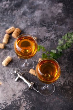 Dokusal arka planda beyaz şaraplı iki bardak. Kopya alanı. Metniniz için yer.