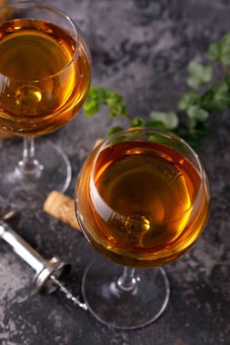 Dokusal arka planda beyaz şaraplı iki bardak. Kopya alanı. Metniniz için yer.