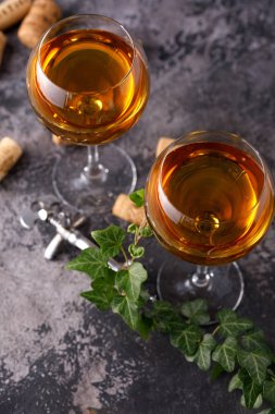 Dokusal arka planda beyaz şaraplı iki bardak. Kopya alanı. Metniniz için yer.