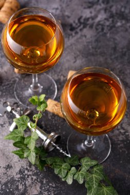 Dokusal arka planda beyaz şaraplı iki bardak. Kopya alanı. Metniniz için yer.