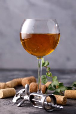 Bardakta beyaz şarap. Şarap yapımı kavramı. Metninizin altına yerleştirin. Hala bir doku arka plan üzerinde hayat.