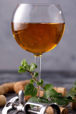 Bardakta beyaz şarap. Şarap yapımı kavramı. Metninizin altına yerleştirin. Hala bir doku arka plan üzerinde hayat.