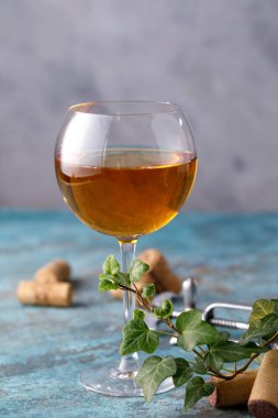 Bardakta beyaz şarap. Şarap yapımı kavramı. Metninizin altına yerleştirin. Hala bir doku arka plan üzerinde hayat.