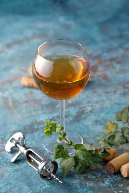 Bardakta beyaz şarap. Şarap yapımı kavramı. Metninizin altına yerleştirin. Hala bir doku arka plan üzerinde hayat.