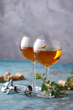 Dokusal arka planda beyaz şaraplı iki bardak. Kopya alanı. Metniniz için yer.