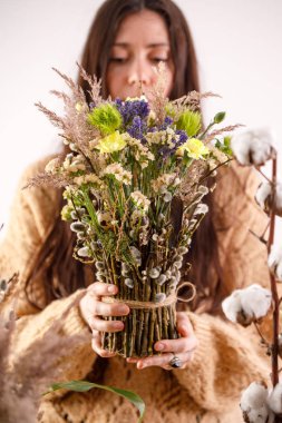 Güzel bir kızın elinde bir buket içine dokunmuş söğüt dalları. Dekor. Geleneksel Bir Rus tatili kavramı. Palm Pazar.