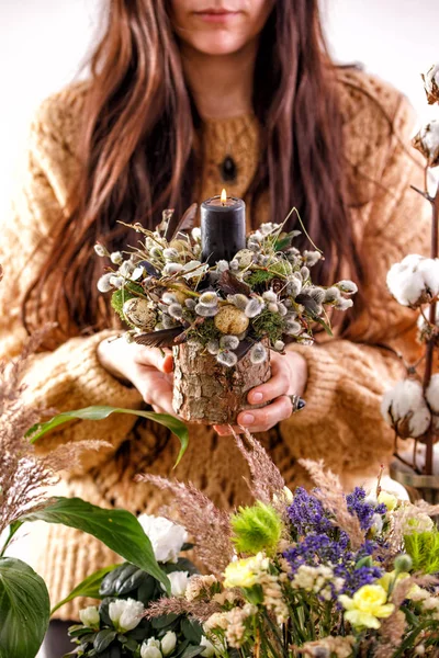 말린 꽃과 버드 나무 는 소녀의 손에 가지. 장식, 양초, 마른 버드 나무 가지와 여성의 손. 전통적인 러시아 휴일 팜 일요일의 개념. — 스톡 사진