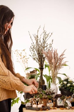 Kuru çiçekler ve söğüt dalları ile natürmort. Dekor. mumlar, söğüt kuru dalları ve arka planda bir kız. Geleneksel Bir Rus tatil Palm Pazar kavramı.