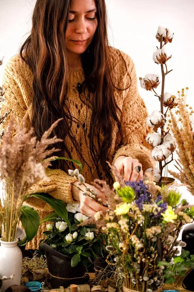 나무 테이블에 마른 꽃과 버드 나무 가지와 정물 생활. 장식 촛불, 버드 나무의 마른 가지와 배경에 소녀. 전통적인 러시아 휴일 팜 일요일의 개념. — 스톡 사진