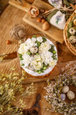 Geleneksel Rus Paskalya kek Kulich, bir vintage ahşap arka plan üzerinde yumurta ile.