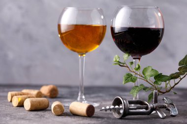 Beyaz ve kırmızı şarap gözlüğü. Şarap yapımı kavramı. Metninizin altına yerleştirin. Hala bir doku arka plan üzerinde hayat.