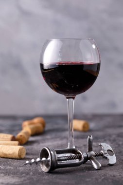 Kırmızı şarapla bir bardak. Şarap yapımı kavramı. Metninizin altına yerleştirin. Hala bir doku arka plan üzerinde hayat.