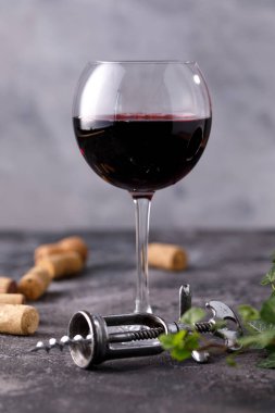 Kırmızı şarapla bir bardak. Şarap yapımı kavramı. Metninizin altına yerleştirin. Hala bir doku arka plan üzerinde hayat.