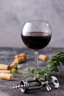 Kırmızı şarapla bir bardak. Şarap yapımı kavramı. Metninizin altına yerleştirin. Hala bir doku arka plan üzerinde hayat.