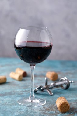 Kırmızı şarapla bir bardak. Şarap yapımı kavramı. Metninizin altına yerleştirin. Hala bir doku arka plan üzerinde hayat.