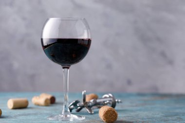 Kırmızı şarapla bir bardak. Şarap yapımı kavramı. Metninizin altına yerleştirin. Hala bir doku arka plan üzerinde hayat.