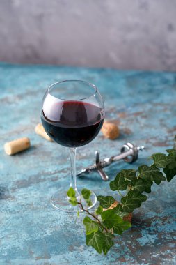 Kırmızı şarapla bir bardak. Şarap yapımı kavramı. Metninizin altına yerleştirin. Hala bir doku arka plan üzerinde hayat.