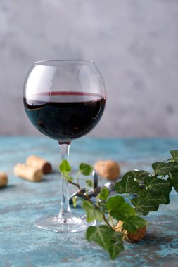 Kırmızı şarapla bir bardak. Şarap yapımı kavramı. Metninizin altına yerleştirin. Hala bir doku arka plan üzerinde hayat.