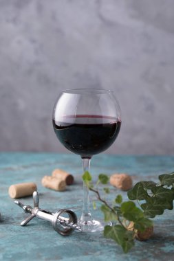 Kırmızı şarapla bir bardak. Şarap yapımı kavramı. Metninizin altına yerleştirin. Hala bir doku arka plan üzerinde hayat.