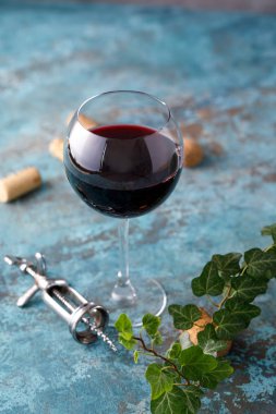 Kırmızı şarapla bir bardak. Şarap yapımı kavramı. Metninizin altına yerleştirin. Hala bir doku arka plan üzerinde hayat.