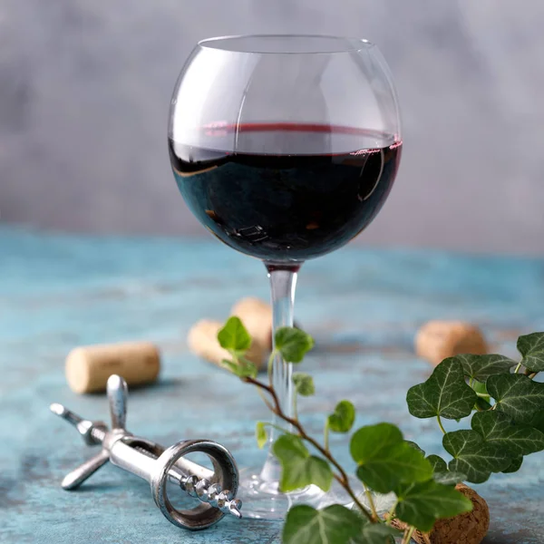 Kırmızı şarapla bir bardak. Şarap yapımı kavramı. Metninizin altına yerleştirin. Hala bir doku arka plan üzerinde hayat.