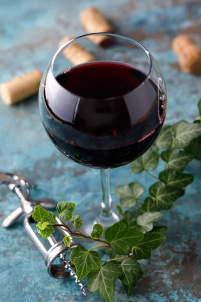 Kırmızı şarapla bir bardak. Şarap yapımı kavramı. Metninizin altına yerleştirin. Hala bir doku arka plan üzerinde hayat.