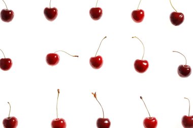 Beyaz arka planda taze kiraz. Sulu yaz berry yakın çekim.