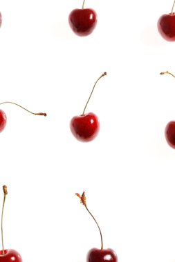 Beyaz arka planda taze kiraz. Sulu yaz berry yakın çekim.