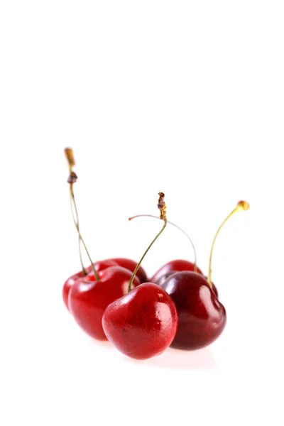 Frische Kirschen auf weißem Hintergrund. saftige Sommerbeeren aus nächster Nähe. — Stockfoto