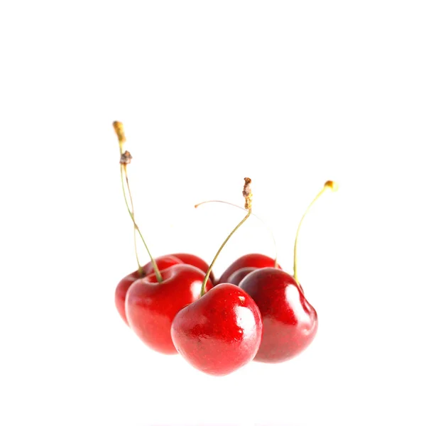 Frische Kirschen auf weißem Hintergrund. saftige Sommerbeeren aus nächster Nähe. — Stockfoto