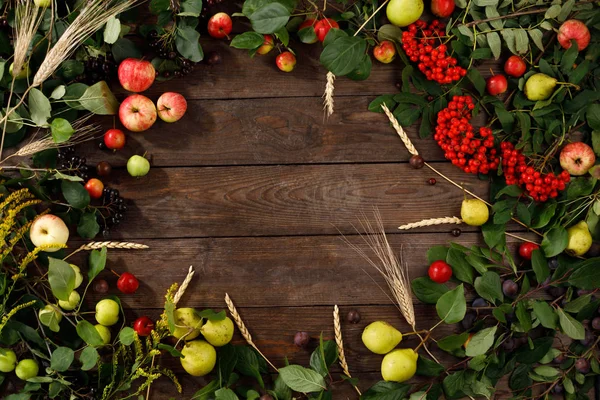 Sonbahar meyve, elma ve armut ahşap arka plan Çerçeve. Kopya alanı. Hasat konsepti.