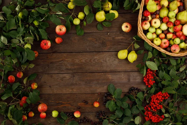 Πλαίσιο του φθινοπώρου φρούτα, μήλα και αχλάδια ξύλινο φόντο. Αντιγραφή χώρου. Έννοια της συγκομιδής. — Φωτογραφία Αρχείου