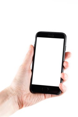 Dokunmatik ekranlı akıllı telefon bir elde. Beyaz arka planda boş ekranlı akıllı telefonu tutan adam, elin yakın çekim.