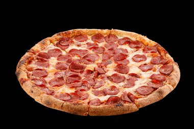 Pepperoni pizza düzenleme siyah arka plan izole.