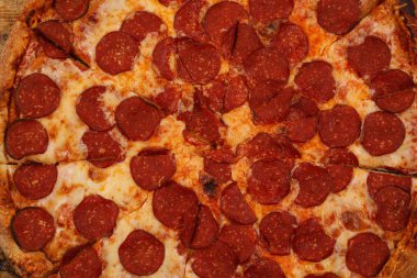 Piperoni pizza dokusu. Pizza topingleri arka plan.