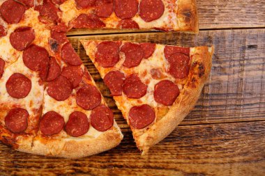 Ahşap masaüzerinde geleneksel piperoni pizza. Close. Lezzetli gıda kavramı.