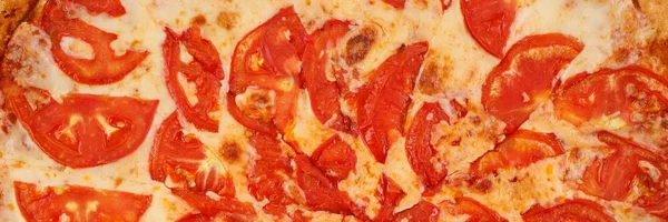 Die Konsistenz der Pizza Margherita. Makro. Hintergrund der Pizza-Beläge. — Stockfoto