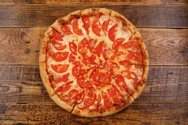 Ahşap bir masa üzerinde geleneksel pizza margherita. Lezzetli gıda kavramı.