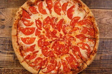 Ahşap bir masa üzerinde geleneksel pizza margherita. Lezzetli gıda kavramı.