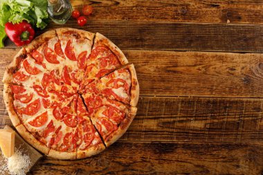 Pizza Margarita tahta bir masada. Malzemelerle natürmort.