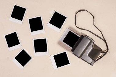 Görüntü arka planında boş fotoğraflar ve kamera var. Anıları koruma kavramı.