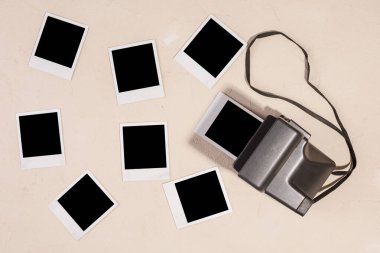 Görüntü arka planında boş fotoğraflar ve kamera var. Anıları koruma kavramı.